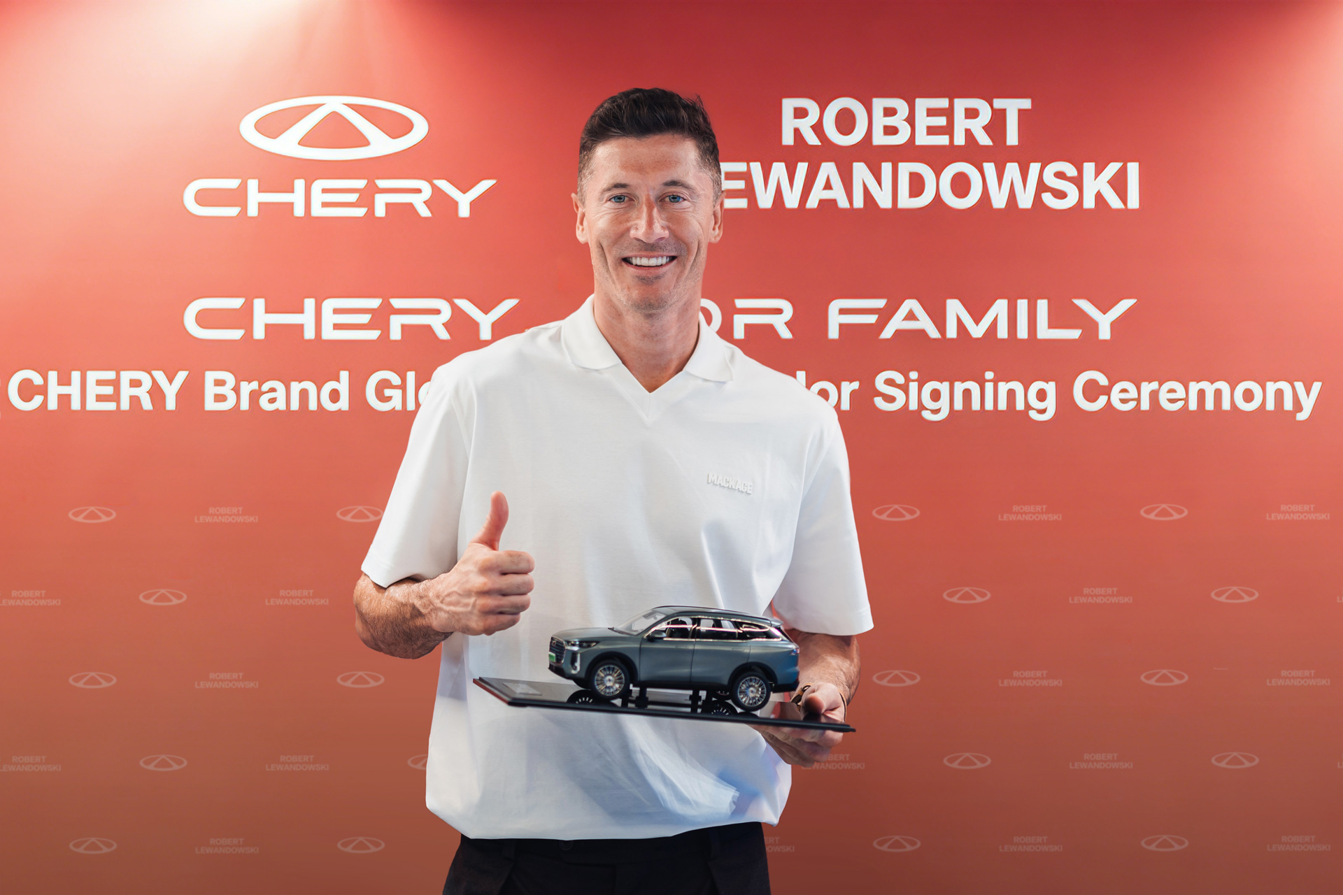 Společnost CHERY oficiálně představila nového globálního ambasadora značky. Stal se jím jeden z nejúspěšnějších fotbalistů současnosti, Robert Lewandowski, jehož jméno je po celém světě spojováno s profesionalitou, disciplínou a rodinnými hodnotami.
Partnerství bylo slavnostně oznámeno v evropském operačním centru CHERY v Barceloně a představuje významný krok v další expanzi značky na globálních trzích.